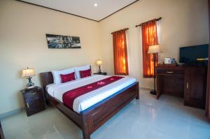A bed or beds in a room at Kampuak Cottages