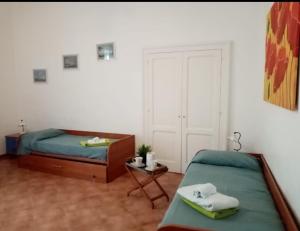um quarto com 2 camas e uma mesa com toalhas em Da Rossana em Procida