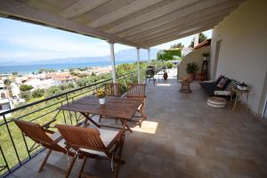 Balkón alebo terasa v ubytovaní Corinthian Sun - Vacation Home