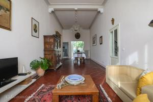 una sala de estar con un sofá y una mesa en Domus Lilia, en Viareggio