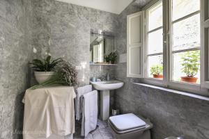 un baño con lavabo e inodoro en Domus Lilia, en Viareggio 50 fotos más