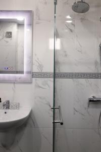 上奧亞霍維察的住宿－Prity Sport Botique Hotel，一间带玻璃淋浴和水槽的浴室