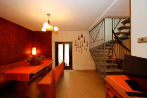 uma sala de estar com uma mesa e uma escada em Il Giardino Segreto em Luino