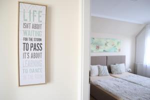 En eller flere senge i et værelse på Villa Relax KomfortLak