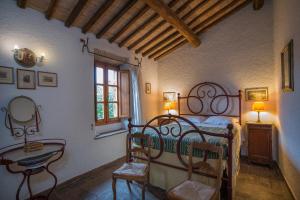 Postel nebo postele na pokoji v ubytování Castello Di Proceno Albergo Diffuso In Dimora D'Epoca
