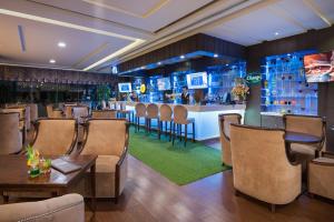 a restaurant with tables and chairs and a bar at The Berkeley Hotel Pratunam in Bangkok
