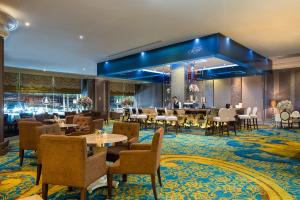 En restaurant eller et andet spisested på The Berkeley Hotel Pratunam - SHA Extra Plus