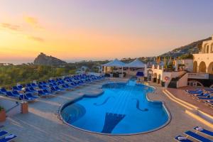 vista sulla piscina di un resort con sedie di Hotel Terme President a Ischia