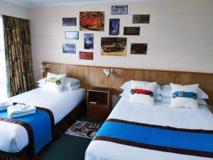 เตียงในห้องที่ Junction Motel Sanson-Truck Motel