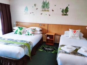 Postel nebo postele na pokoji v ubytování Junction Motel Sanson-Truck Motel