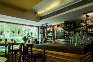 um bar com bancos de bar num restaurante em Diplomat, Chanakyapuri New Delhi- A Boutique Hotel em Nova Deli