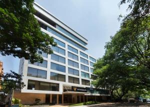 un immeuble de bureaux avec un panneau à l'avant dans l'établissement Vividus, à Bangalore