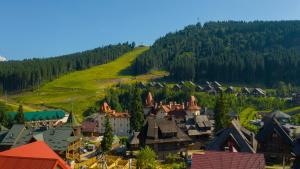 una piccola cittadina con case e una collina con alberi di Sadyba u Halyny a Bukovel