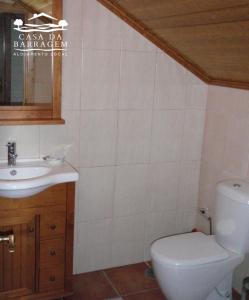Łazienka z białą toaletą i umywalką w obiekcie Casa da Barragem w mieście Montalegre