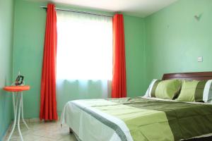 Postel nebo postele na pokoji v ubytování Essy's Apartments Nakuru with pool & GYM + 25 fotografií