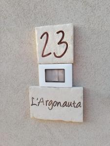 Un reloj de pared con el número veintidós. en L'Argonauta en Lampedusa