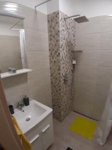 W łazience znajduje się biała umywalka i prysznic. w obiekcie Apartmani Dream w Puli +24 zdjęcia