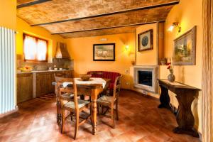 a kitchen and dining room with a table and chairs at Il Grottino di Saturnia in Saturnia