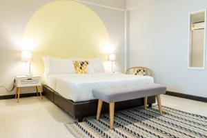 سرير أو أسرّة في غرفة في نيفيو بريمير ريزيدنس: راتشادا