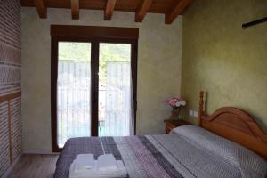 A bed or beds in a room at La Mira