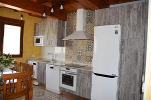 A kitchen or kitchenette at La Mira