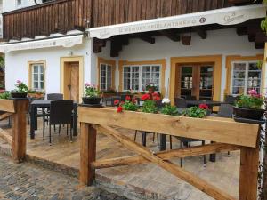 een patio met een tafel en stoelen en een gebouw bij U Wewody Fridlantskeho in Frýdlant