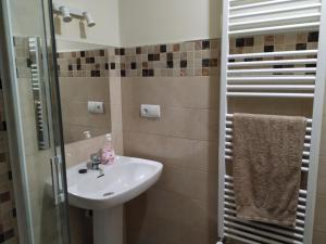 a bathroom with a sink and a shower at Camino Real in Molinaseca +12 photos