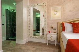 a bedroom with a bed and a large mirror at I Fiumi Di Navona in Rome