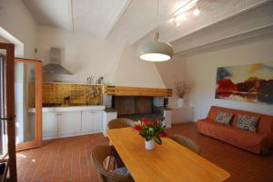 卡斯蒂廖內德拉佩斯卡伊阿的住宿－Agriturismo Podere il Leccio，厨房以及带桌子和沙发的客厅。