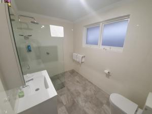 A bathroom at Palm Beach Guest House