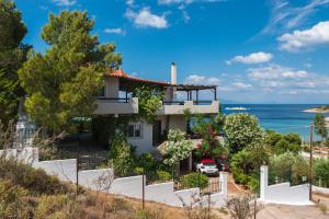 una casa con vista al mar en Saronic Seafront, en Salamina