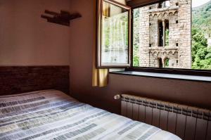 A bed or beds in a room at Hostal La Plaça