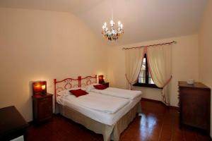 Un dormitorio con una cama grande y una lámpara de araña. en Il Giardino Segreto en Luino