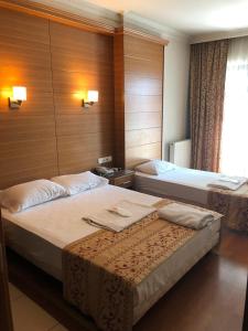 イスタンブールにあるザ ポート ホテルのベッド2台と窓が備わるホテルルームです。