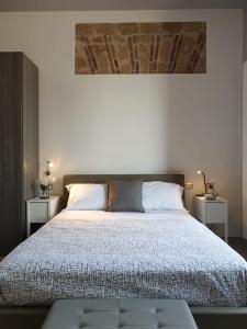 A bed or beds in a room at Bayard101