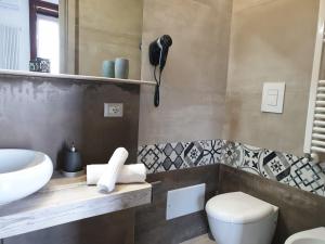 A bathroom at Bayard101