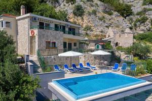 Bazén v ubytovaní Villa Makar,heated pool,gym,grill,seaview alebo v jeho blízkosti
