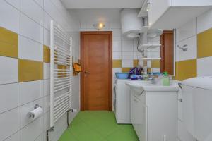 Kuchyňa alebo kuchynka v ubytovaní Villa Makar,heated pool,gym,grill,seaview