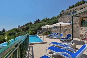 Bazén v ubytovaní Villa Makar,heated pool,gym,grill,seaview alebo v jeho blízkosti