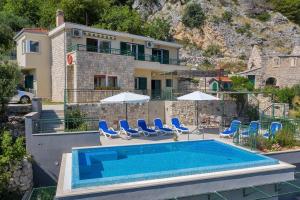 Bazén v ubytovaní Villa Makar,heated pool,gym,grill,seaview alebo v jeho blízkosti