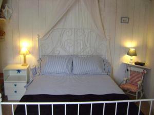 Un pat sau paturi într-o cameră la La Petite Maison sur l'Ile de Ré