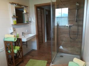 A bathroom at Haus Heimatblick
