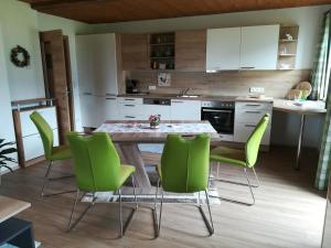 A kitchen or kitchenette at Haus Heimatblick