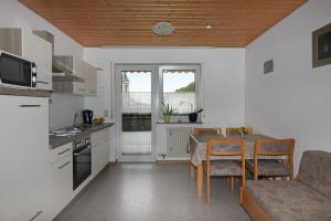 eine Küche mit einem Tisch und einem Esszimmer in der Unterkunft Zieglers Ferienwohnungen in Schelingen