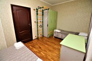 アドレルにあるДом для отпуска на Куйбышеваのベッドとはしご付きの部屋が備わる客室です。