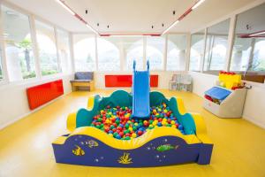 a childrens room with a ball pit in the middle of the room at Hotel Weinberg in Appiano sulla Strada del Vino