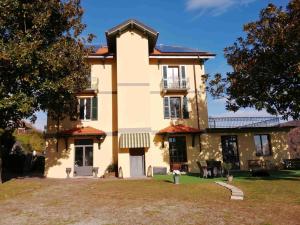 a large house with a yard in front of it at Villa Magnolia BB, Lago Maggiore (Massino Visconti, Italy) in Massino Visconti