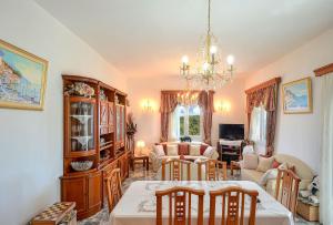 a dining room and living room with a table and chairs at Marina's House in Gaios