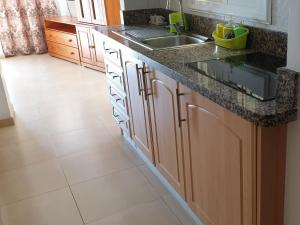 A kitchen or kitchenette at Primera linea del mar