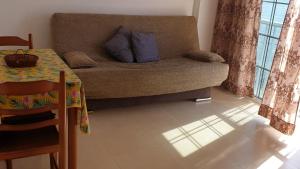 A seating area at Primera linea del mar